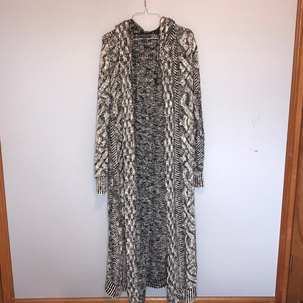 ⭐️Gorgeous Extra Long B&W Sweater - worn once! ⭐️